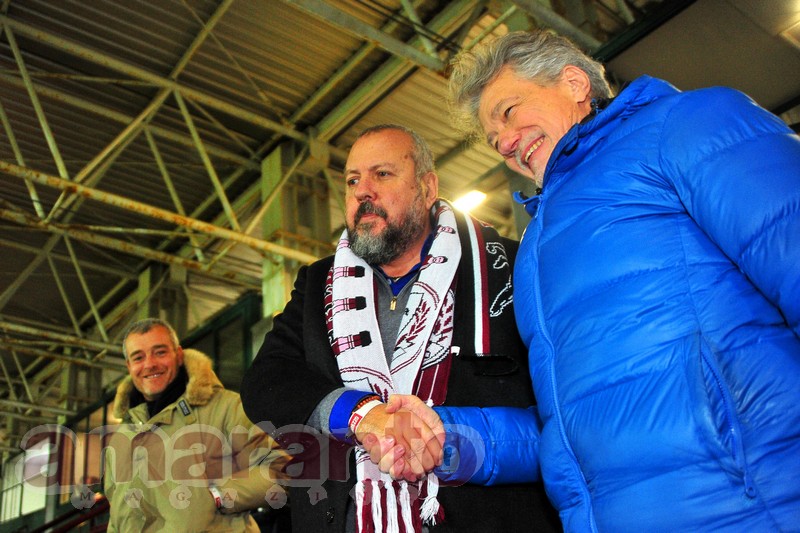 3 dicembre, la stretta di mano con il sindaco Ghinelli allo stadio